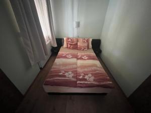 A bed or beds in a room at Abigél Apartman