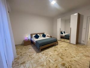 una camera da letto con un letto e un grande specchio di San Francesco Home a Manfredonia