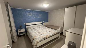 niewielka sypialnia z łóżkiem i niebieską ścianą w obiekcie Dreams 116 Calle Cipolla w mieście Chioggia