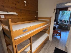 Posteľ alebo postele v izbe v ubytovaní Studio chaleureux proche pistes avec balcon sud, casier à skis, parking et équipements complets. - FR-1-692-61