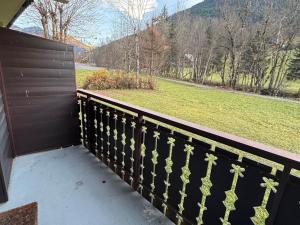 einen Balkon mit Tor und Blick auf ein Feld in der Unterkunft Studio près des pistes du Crêt Béni avec balcon - FR-1-692-67 in La Chapelle-dʼAbondance + 4 Fotos