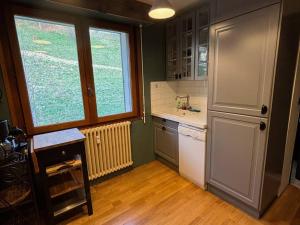 Kuchyň nebo kuchyňský kout v ubytování Charmant appartement avec parking - 37m² - FR-1-692-77 + 2 fotografie