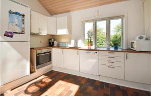 Kuchyň nebo kuchyňský kout v ubytování Two-Bedroom Holiday Home In Kerteminde