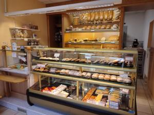a bakery display case with many different types of pastries at Ferienwohnung Lange in Kalbe