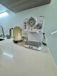 a kitchen counter with a blender and a toaster at PRO HOME Balmaceda III in Antofagasta