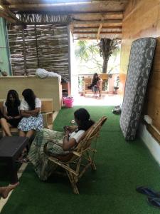 Khu vực ghế ngồi tại Jeet hostel and Stay Rooms