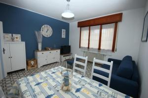 Μια τηλεόραση ή/και κέντρο ψυχαγωγίας στο 53 Trilocale con giardino