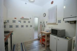 Η κουζίνα ή μικρή κουζίνα στο 53 Trilocale con giardino