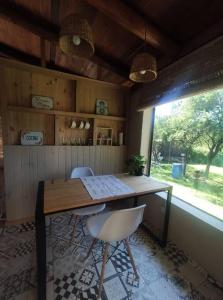 a room with a table and two chairs and a window at El Silencio 2 - Quebrada - Lozano - Yala - Jujuy in Lozano