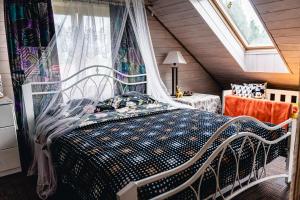una camera da letto con letto in mansarda di Annas Dzirnavas-Ezera māja a Annas