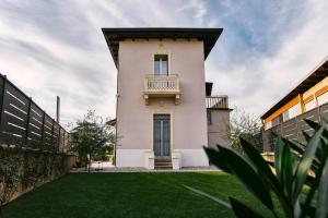 a large white building with a balcony on it at Villa Dei Sogni - Camera accesso indipendente Vicino Ospedale Borgo Trento Fiera Arena di Verona in Verona