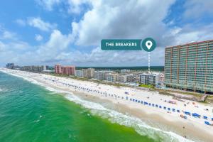 ein Strand mit einem Schild mit der Aufschrift „Strände“ in der Unterkunft The Breakers 44 by Vacation Homes Collection in Orange Beach