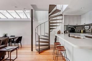 cocina con escalera de caracol en Re-Imagined Victorian Terrace Home, en Melbourne