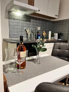 a bottle of whiskey and two glasses on a kitchen counter at MN City Apartment inkl WiFi in Wuppertal