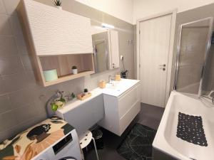 ゾーラ・プレドーザにあるB&B Zola Relaxの洗面台と鏡のあるバスルーム