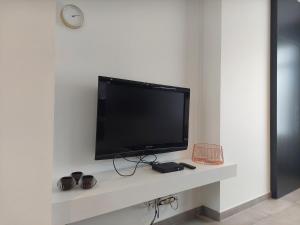 a flat screen tv sitting on a white wall at Kleine Dijk in Diksmuide