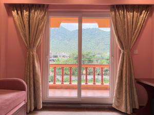 Pemandangan gunung umum atau pemandangan gunung yang diambil dari hotel