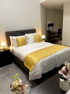 ein Schlafzimmer mit einem großen Bett mit einer gelben Decke in der Unterkunft Ista Vacation Homes LLC in Dubai