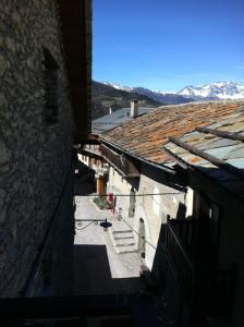 an overhead view of an alley with buildings and mountains at Mansarda Jouvenceaux in Sauze dʼOulx +2 photos