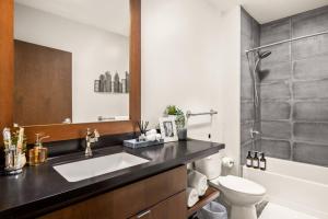 Ванная комната в The Urban Loft - Stylish Industrial Living +24 фотографии