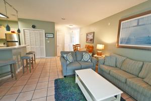 Χώρος καθιστικού στο Relaxing Beach Walk Condo with Pool Views and Easy Beach Access Sandpiper Cove Unit 9201