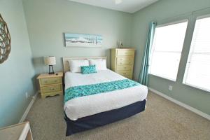 Ένα ή περισσότερα κρεβάτια σε δωμάτιο στο Relaxing Beach Walk Condo with Pool Views and Easy Beach Access Sandpiper Cove Unit 9201 +42 φωτογραφίες