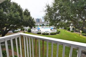 Πισίνα στο ή κοντά στο Relaxing Beach Walk Condo with Pool Views and Easy Beach Access Sandpiper Cove Unit 9201