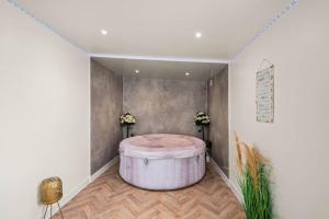 Fotografie z fotogalerie ubytování Charming Forfar House and Hot Tub v destinaci Angus