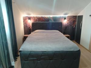 クラグイェヴァツにあるApartman Happy 5の窓のある部屋にベッドがある寝室