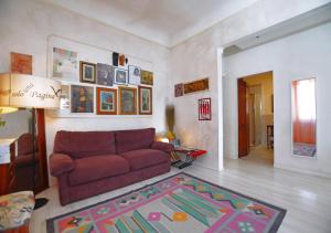 un soggiorno con un divano e un tappeto di Oasi di pace a Firenze Altre 15 foto