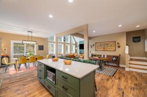 ครัวหรือมุมครัวของ Luxe Lodge Designer Decorated Hot Tub Slope Views