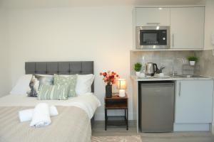 Kuchyň nebo kuchyňský kout v ubytování Ensuite Room 4 mins from Luton Airport