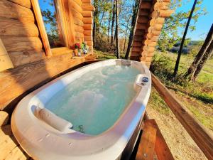 Les FargesMagnifique chalets en rondins avec ou sans spa et Tipis en plaine Nature Environnement ressourçant au calme vue imprenable Lascaux SPA non disponible juillet et aout的相册照片