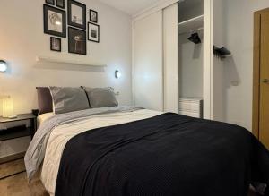 Ένα ή περισσότερα κρεβάτια σε δωμάτιο στο Alex Bed & Breakfast - Your Home Away including Breakfast - in a Real Home