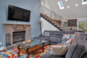 Predel za sedenje v nastanitvi 4BR Retreat with Hot Tub and Resort Style Amenities