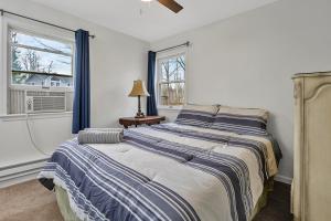 una camera da letto con un letto e una finestra di 4BR Retreat with Hot Tub and Resort Style Amenities a Tobyhanna