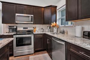Cucina o angolo cottura di 4BR Retreat with Hot Tub and Resort Style Amenities