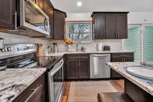 Cucina o angolo cottura di 4BR Retreat with Hot Tub and Resort Style Amenities