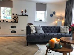 a living room with a couch and a table at Het Roodborstje 4-persoons in Lievelde