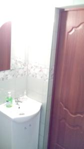 スヴェトロゴルスクにあるApartment Yablonevaya 5のバスルーム(洗面台、鏡付)