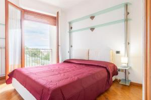 Un dormitorio con una cama y una ventana grande. en Centrale con panorama., en Siena