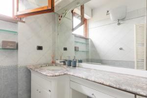 un baño con lavabo y espejo en Centrale con panorama., en Siena 47 fotos más