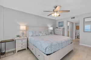 Una cama o camas en una habitación de Ponce de Leon Towers 804 51 fotos más