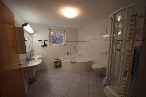 Koupelna v ubytování Monika-Mellau Appartements