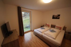 Postel nebo postele na pokoji v ubytování Monika-Mellau Appartements + 37 fotografií