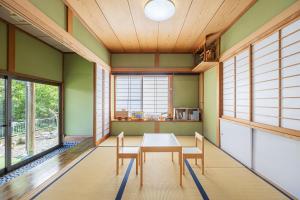 Posezení v ubytování 温泉宿のんびり-天然温泉&絶景露天風呂付き貸切宿-非日常空間を愉しむ一10人でも広々
