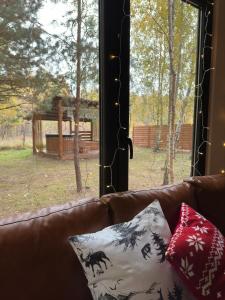 Vonkajšia záhrada v ubytovaní Domek nad Zegrzem z prywatnym jacuzzi
