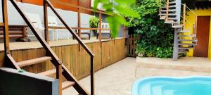 a stairs leading to a patio with a hot tub at Hospeda Maresias quartos in Maresias