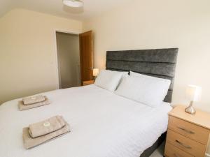 En eller flere senge i et værelse på Walnut Cottage