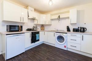 Kuchyň nebo kuchyňský kout v ubytování Spacious 3-Bedroom Apartment w Private Garden + 20 fotografií